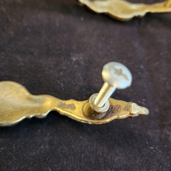 7 Pc Vtg Brass Porcelain Drawer Pulls Handles - Picture 8 of 9